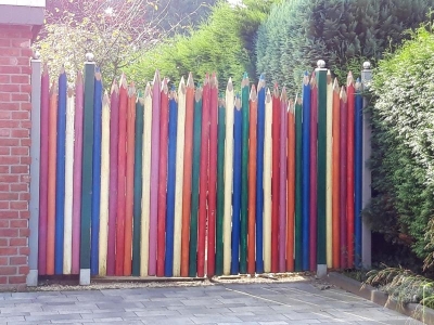 Buntes Holztor mit Bleistiften