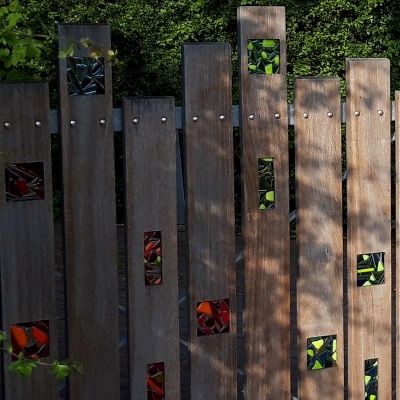 Detail Holztor mit Glasmosaikeinsatz