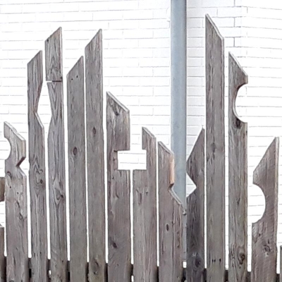 Detail 2 Holzzaun mit geometrischen Ausschnitten