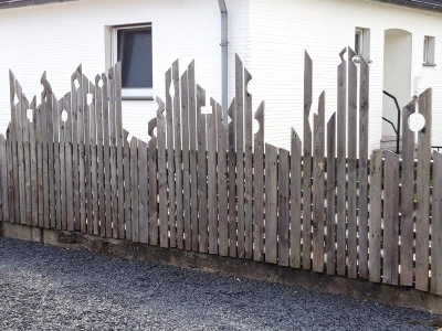 Holzzaun mit geometrischem Muster