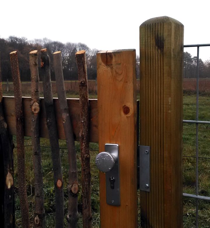 Rustikales Holztor mit Kurzschild und Knopfdrückerpaar